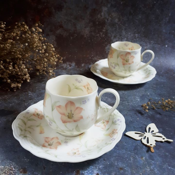 Set trà men bóng trang trí hoa lá, dáng tách hình nụ hoa rất xinh của Marui.