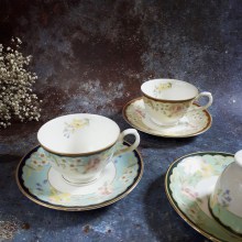 Set trà men bóng trang trí hoa, viền vàng thuộc dòng White Bone của Kome