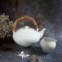 Bộ trà gồm ấm size lớn và ca rót men mịn. Quai ấm bằng tre.
