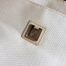 Túi tote bằng vải, quai da, viền da của Gianni Valentino. Hàng đã qua sử dụng còn rất mới. Made in ITALY.