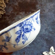 Tô TO men bóng  chất sứ cao cấp nhẹ và trong, họa tiết hoa hồng xanh rất sang của Narumi.