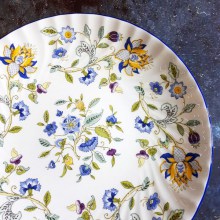 Đĩa TO sâu lòng men bóng họa tiết hoa lá, vành chạm nổi dòng Haddon Hall Blue của hãng Minton. Made in ENGLAND.