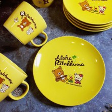 Set cốc và đĩa men bóng vẽ gấu Rilakkuma của hãng Lawson.