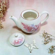 Ấm trà men bóng trang trí hoa đào ánh bạc, điểm mảnh vàng, viền vàng. Đáy có hiệu đề.