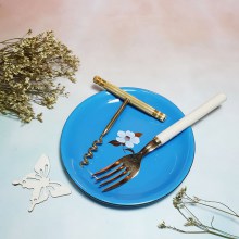 Nĩa và đồ khui rượu inox mạ vàng. Cán nĩa bằng nhựa màu trắng ngà.